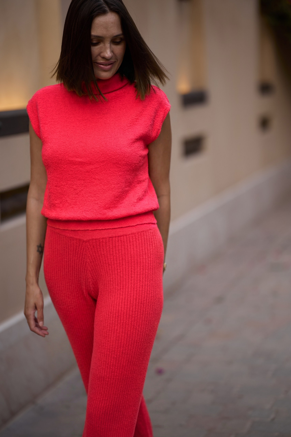 брюки в алом цвете