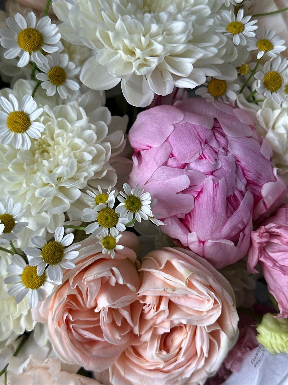 Букет сборный из хризантемы, ромашки, пионов и лизиантуса