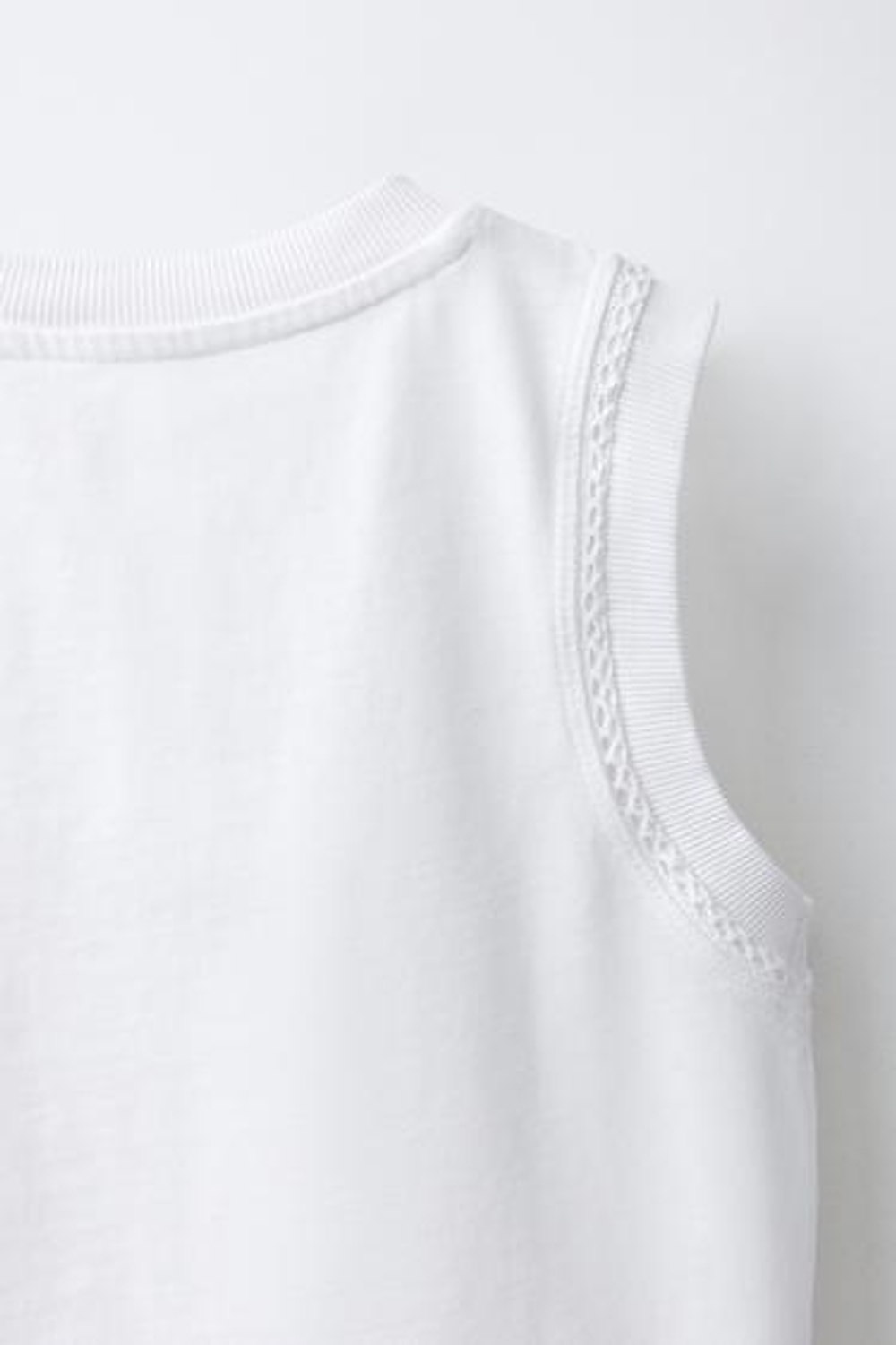 ZARA ТОП ИЗ ПЛОТНОГО ТРИКОТАЖА С ВЫШИВКОЙ, БЕЛЫЙ