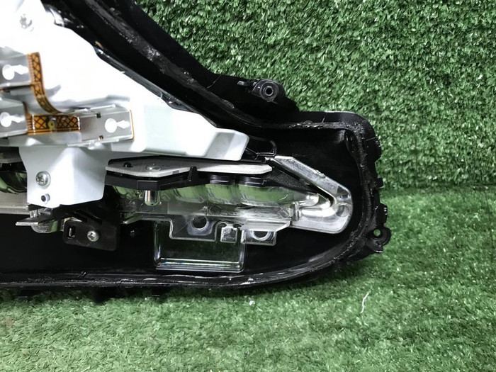 Стекло фары левое Toyota Camry xv70 (2017-2021)