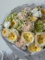 Букет сборный из кустовых пионовидных роз, диантусов, гортензии и ромашек