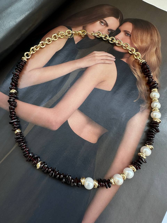Колье из граната и натурального жемчуга, оттенок золото