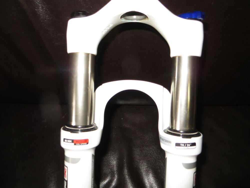 Вилка велосипеда ROCK SHOX XC32TK 26" белая, пружина масло.