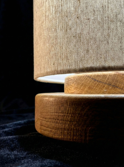 Детали основания из массива дуба с выраженной текстурой дерева