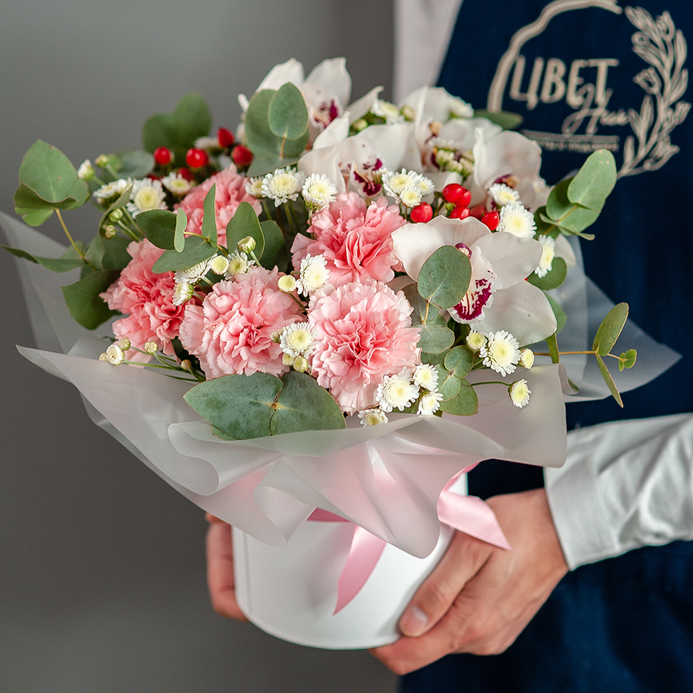 Белая орхидея с розовыми диантусами в шляпной коробке