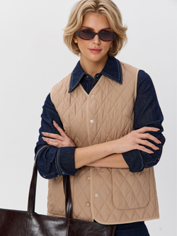 Легкий стеганый жилет с накладными карманами