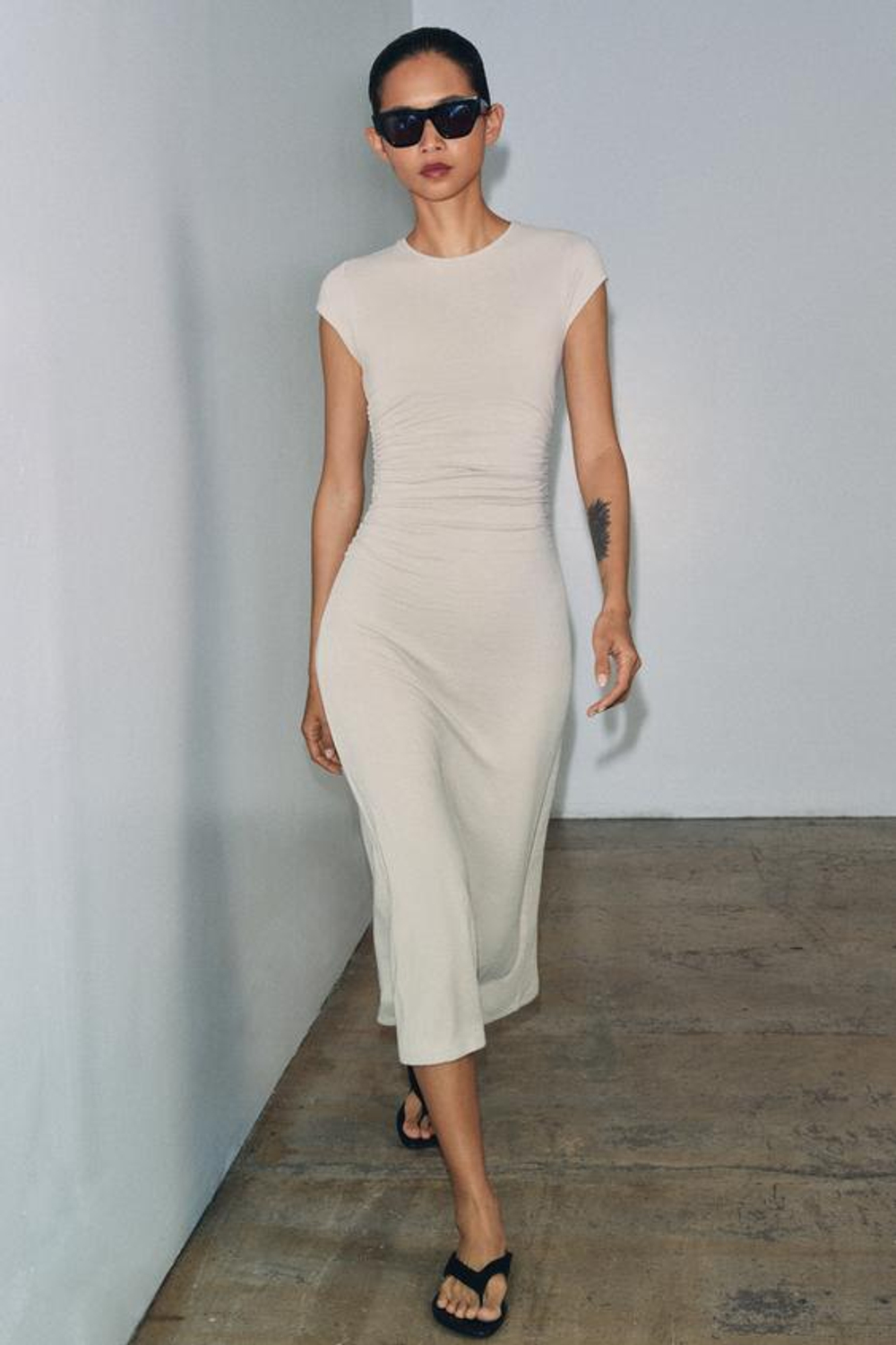 ZARA ПЛАТЬЕ МИДИ СО СБОРКАМИ, ПЕСОЧНЫЙ