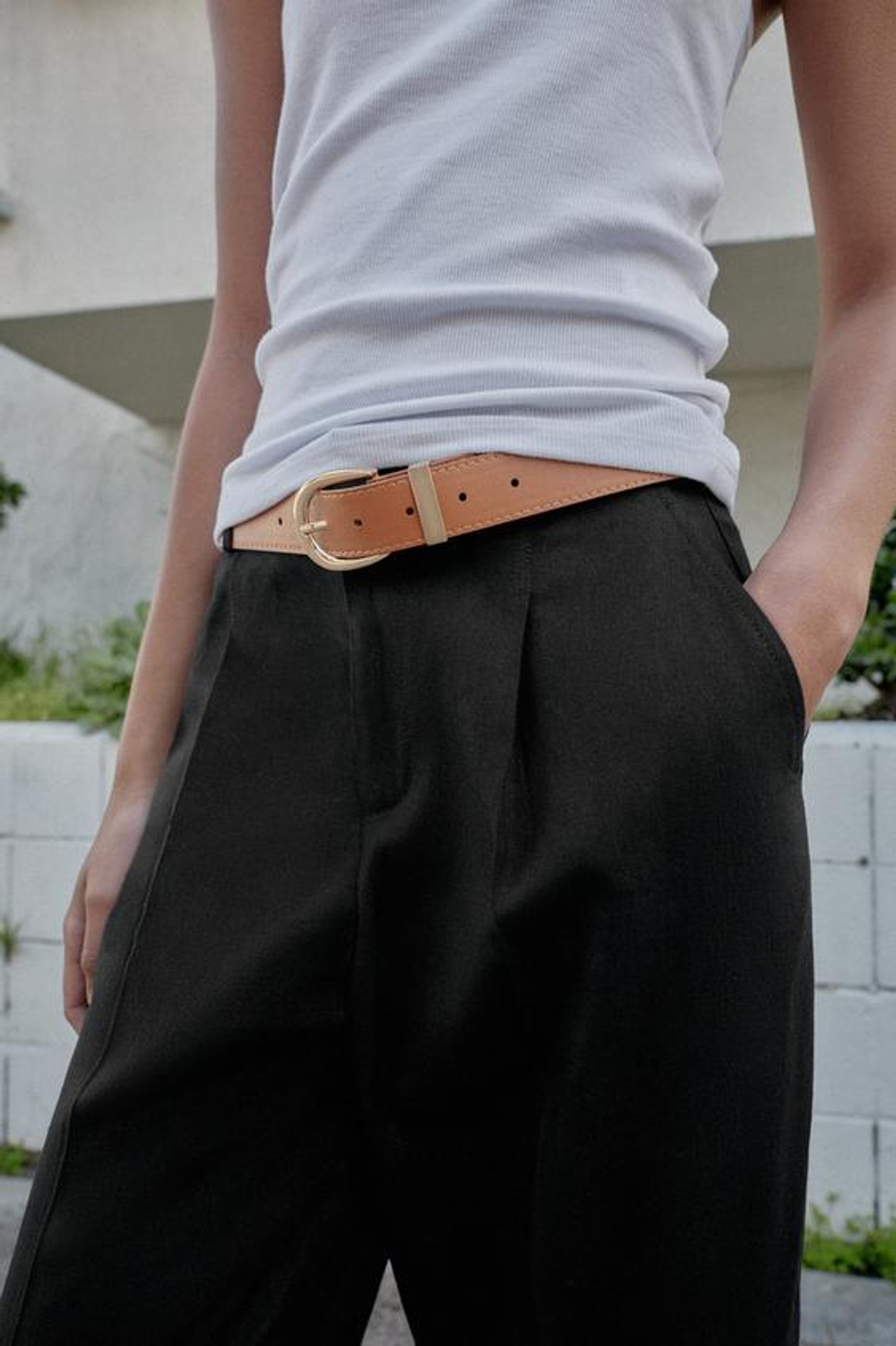 ZARA БРЮКИ ИЗ ЛЬНА С ЗАЩИПАМИ И РЕМНЕМ, ЧЕРНЫЙ