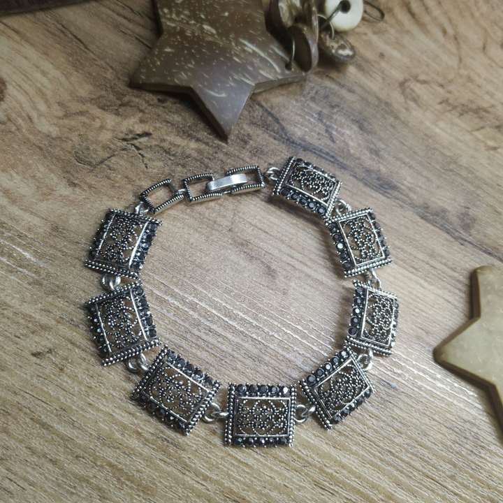 Браслет Vogue Квадрат вензеля стразы графитовые металл серебристый на красном бархате