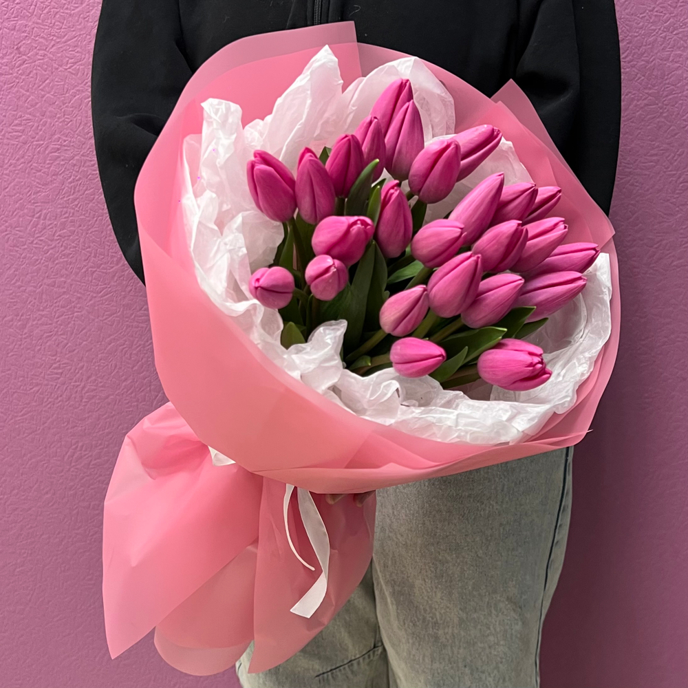Букет свежих розовых тюльпанов
