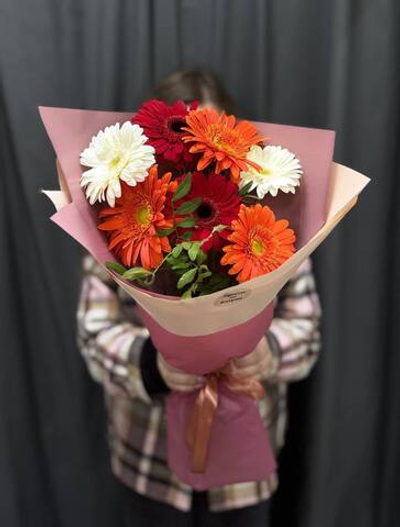 Букет из гербер с добавлением танацетума