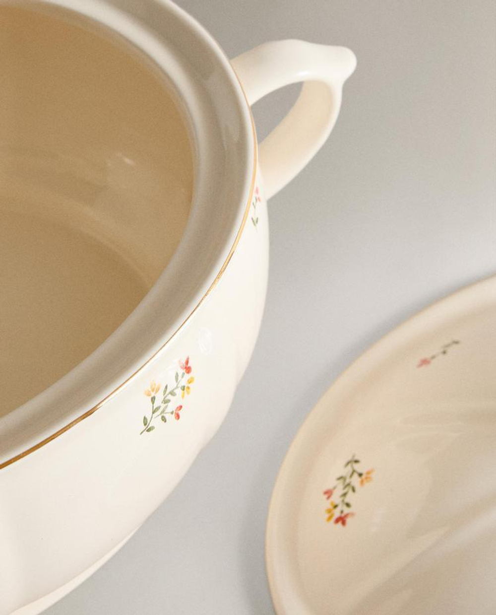ZARA HOME СУПНИЦА ИЗ ФАРФОРА С ЦВЕТОЧНЫМ РИСУНКОМ, КРЕМОВЫЙ