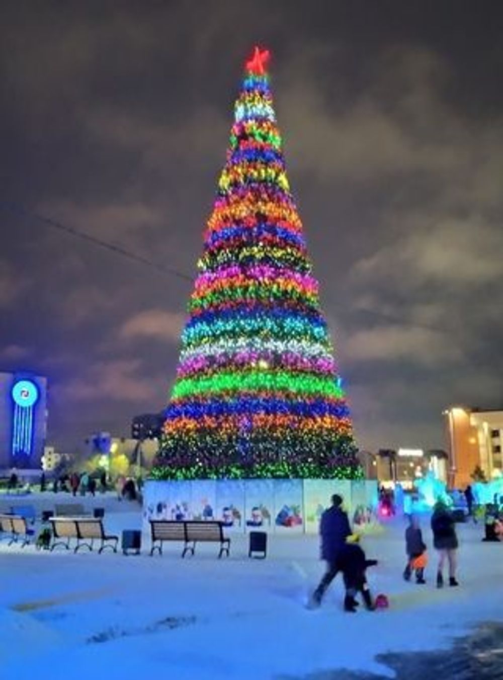 Светодинамическая елка каркасная - встроенная гирлянда: цветная -"Уральская" высота от 4 до 30 м