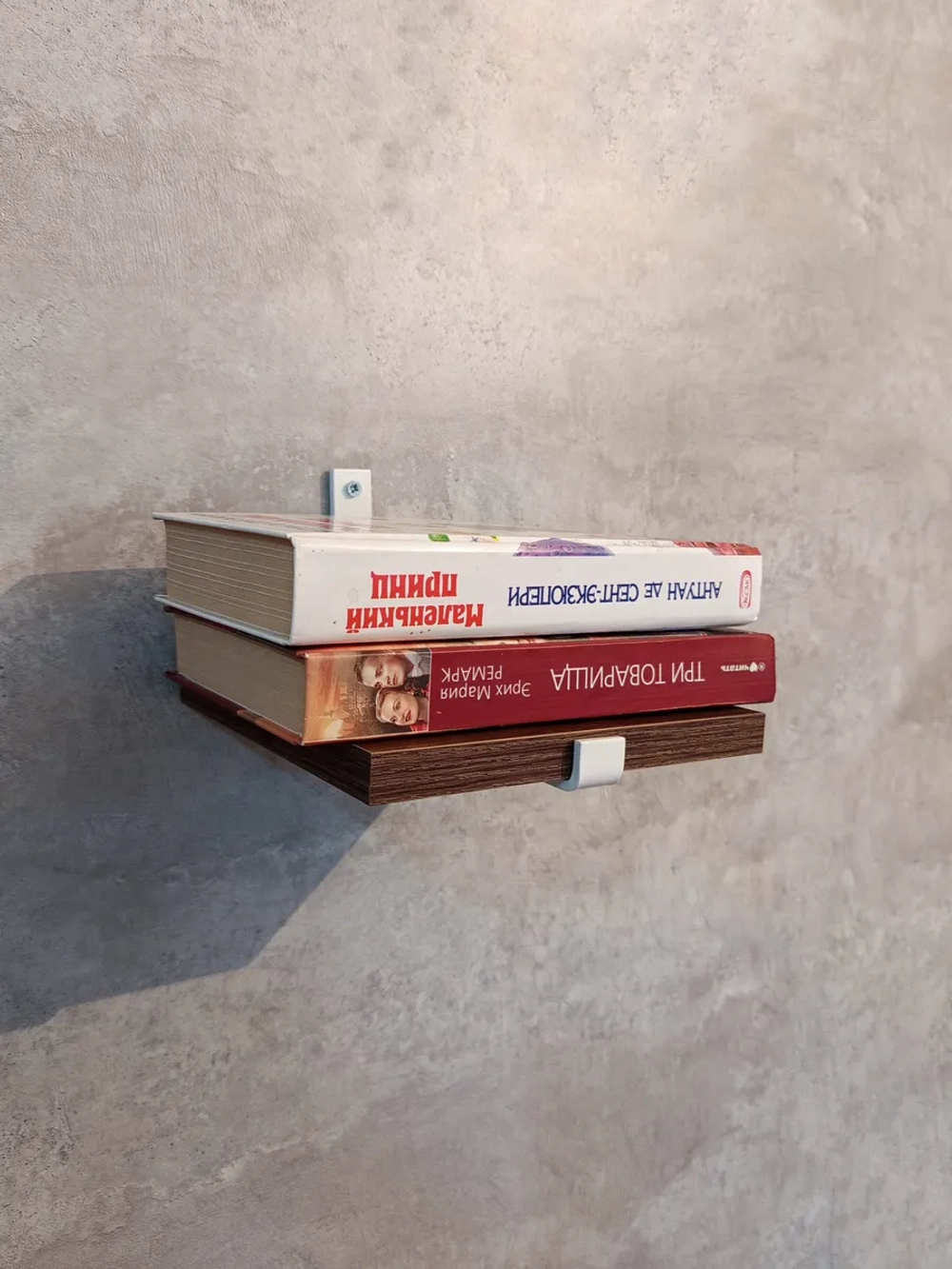 Полка настенная маленькая на кронштейне