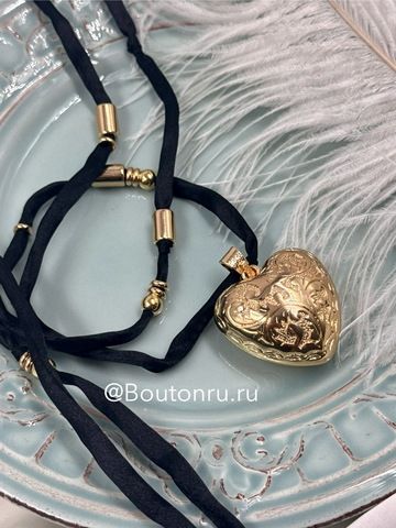 Колье на атласной нити с крупным золотистым сердцем