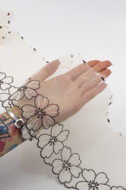 Вышивка на сетке светло-персиковая с коричневым ширина 16 см ОТРЕЗ 0.45 м