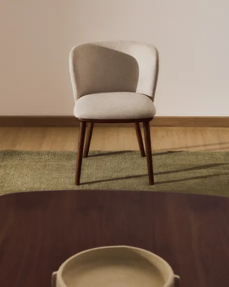 Стул Ciselia из бежевого шенилла с ножками из ясеня в отделке орех