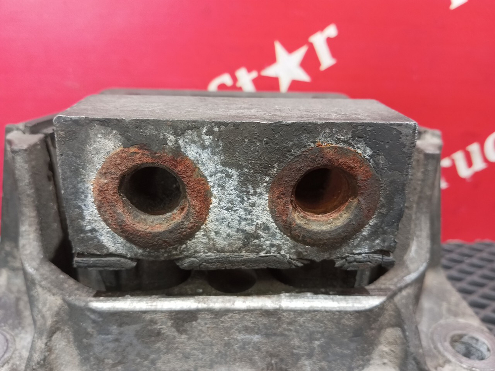 Подушка двигателя передняя