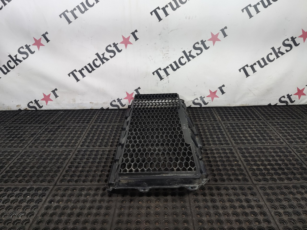 Решетка бампера нижняя 2023г