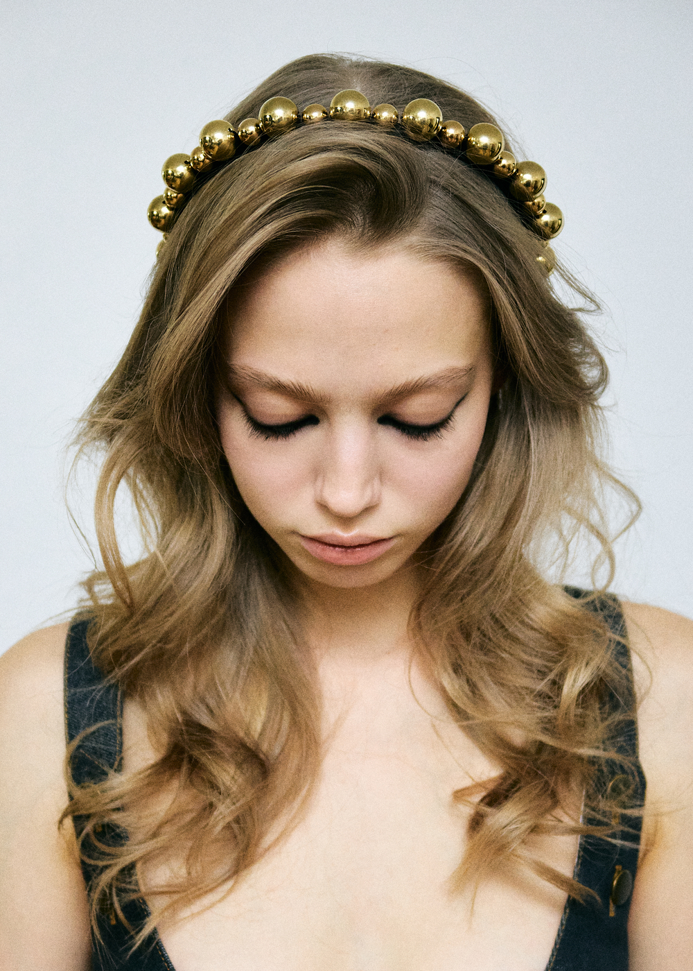 Ободок с разными золотыми шарами