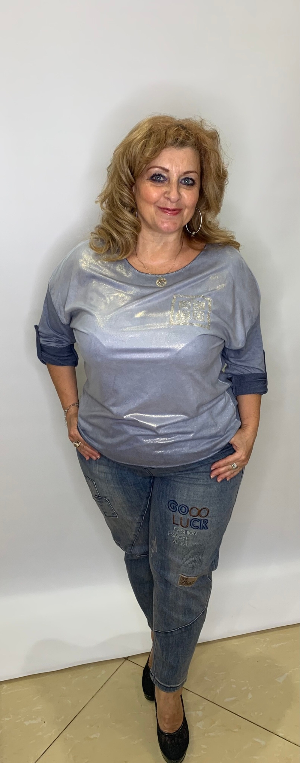 Синие джинсы-момы с выбелением и нашивками