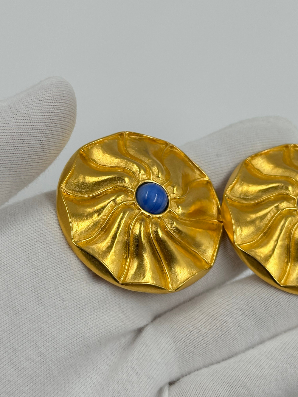 Крупные клипсы с синими кабошонами Karl Lagerfeld