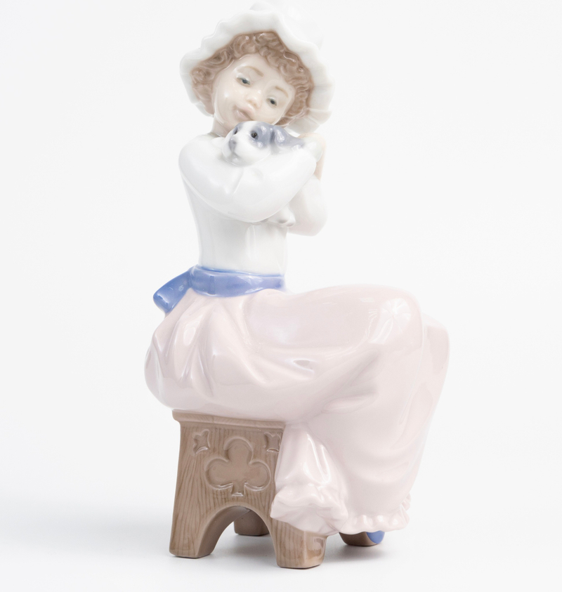 Статуэтка «Девочка обнимает щенка»