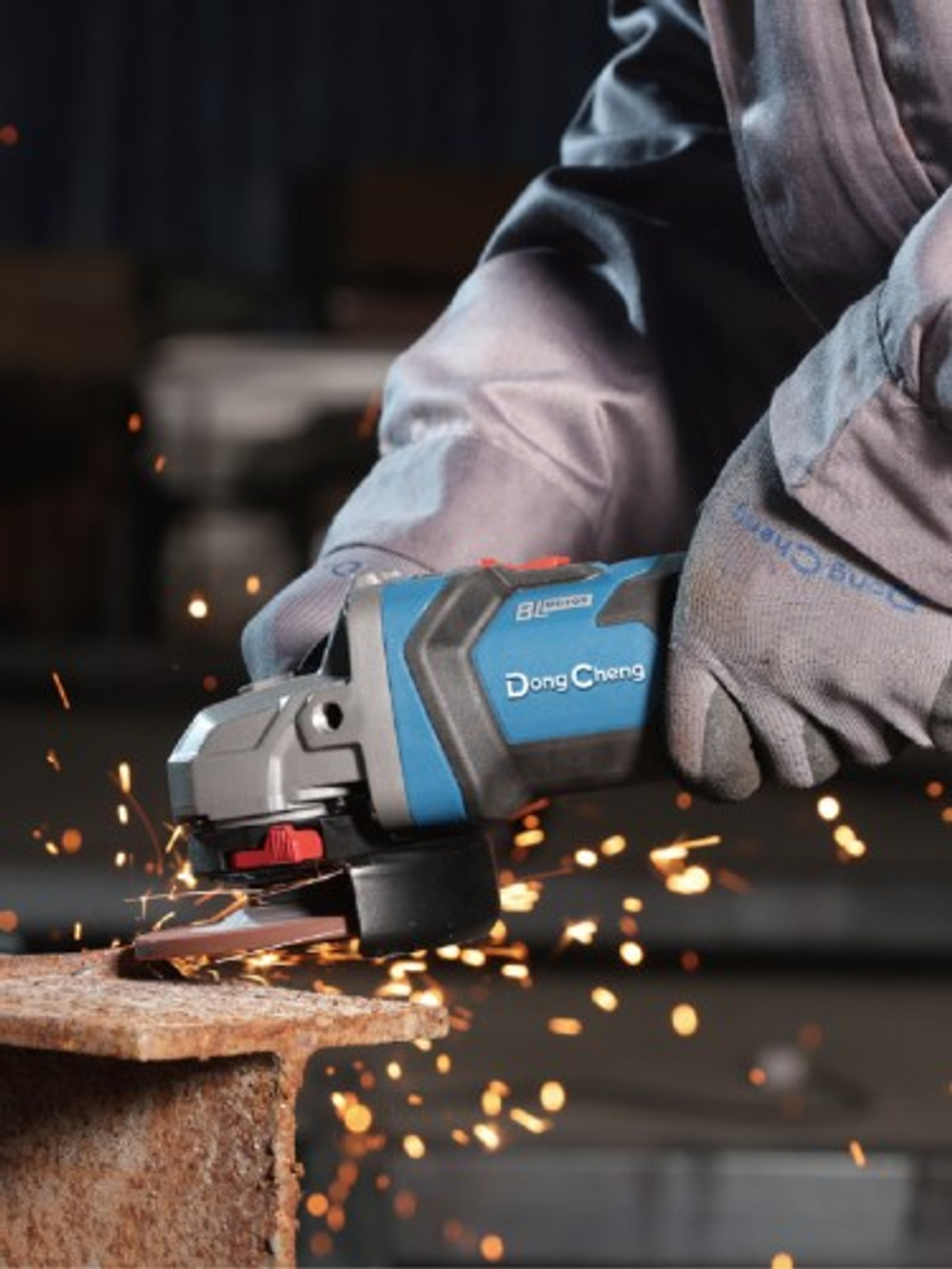 Угловая шлифмашина аккумуляторная DongCheng DCSM04-125 (TYPE EM) АКБ 2х 4Ач, ЗУ 2А DCSM04-125(TYPE EM)