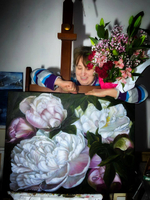 Художница Ольга Ефимова с картиной Вальс Пионов