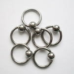 Кольцо сегментное для пирсинга: диаметр 10 мм, толщина 1,6 мм, шарик 4 мм. Медицинская сталь