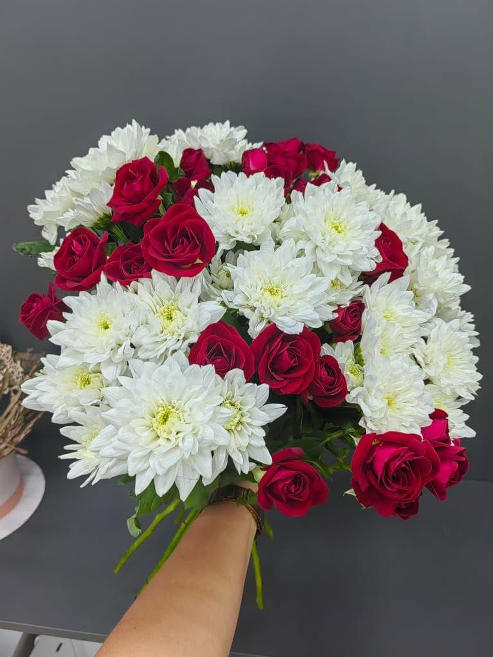 Букет из кустовых роз и хризантемы
