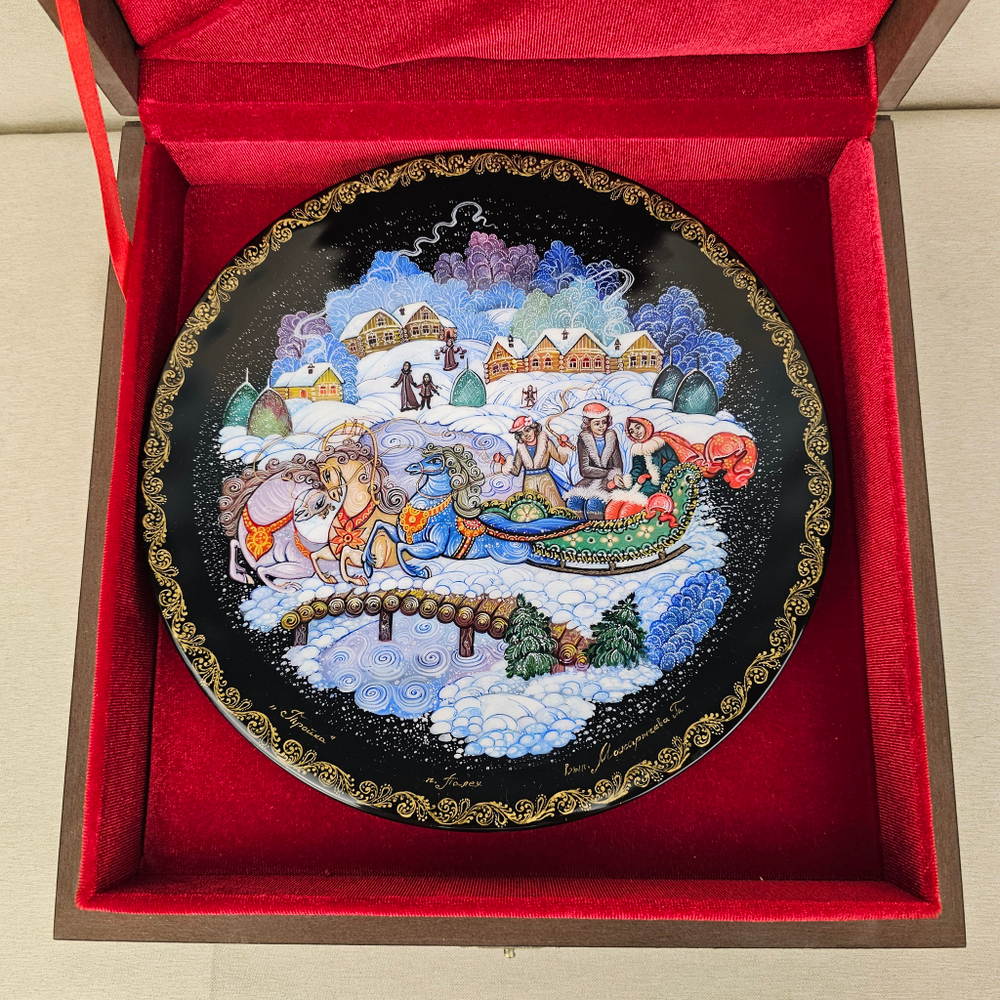 Сувенирная тарелка "Тройка" с росписью (лаковая миниатюрная  живопись)