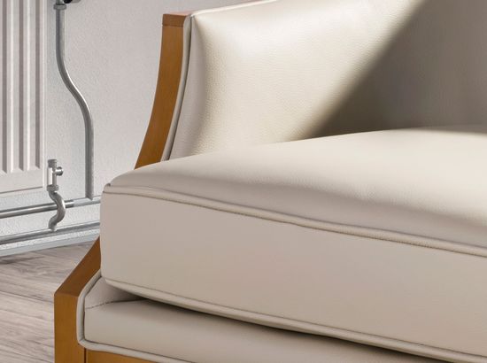 Кресло 5127/A856-T541011 из светло-серой кожи Испания