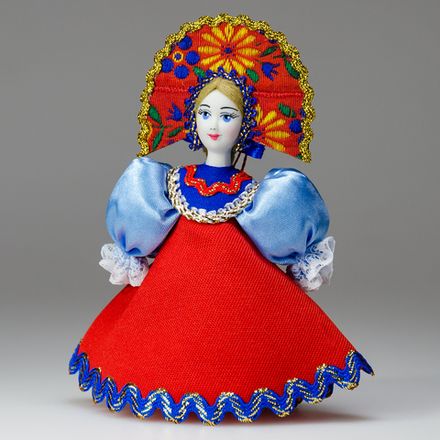 Малая подвесная кукла в круглом кокошнике из тесьмы