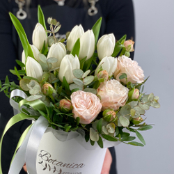 Тюльпаны и кустовая роза в шляпкой коробке. Букет 1039.