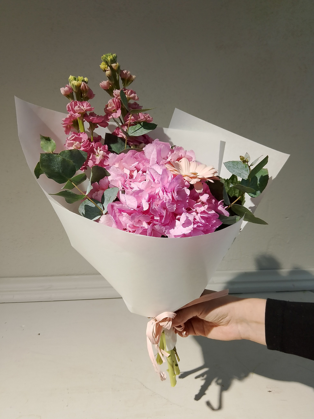 Букет комплимент с гортензией и ароматной маттиолой