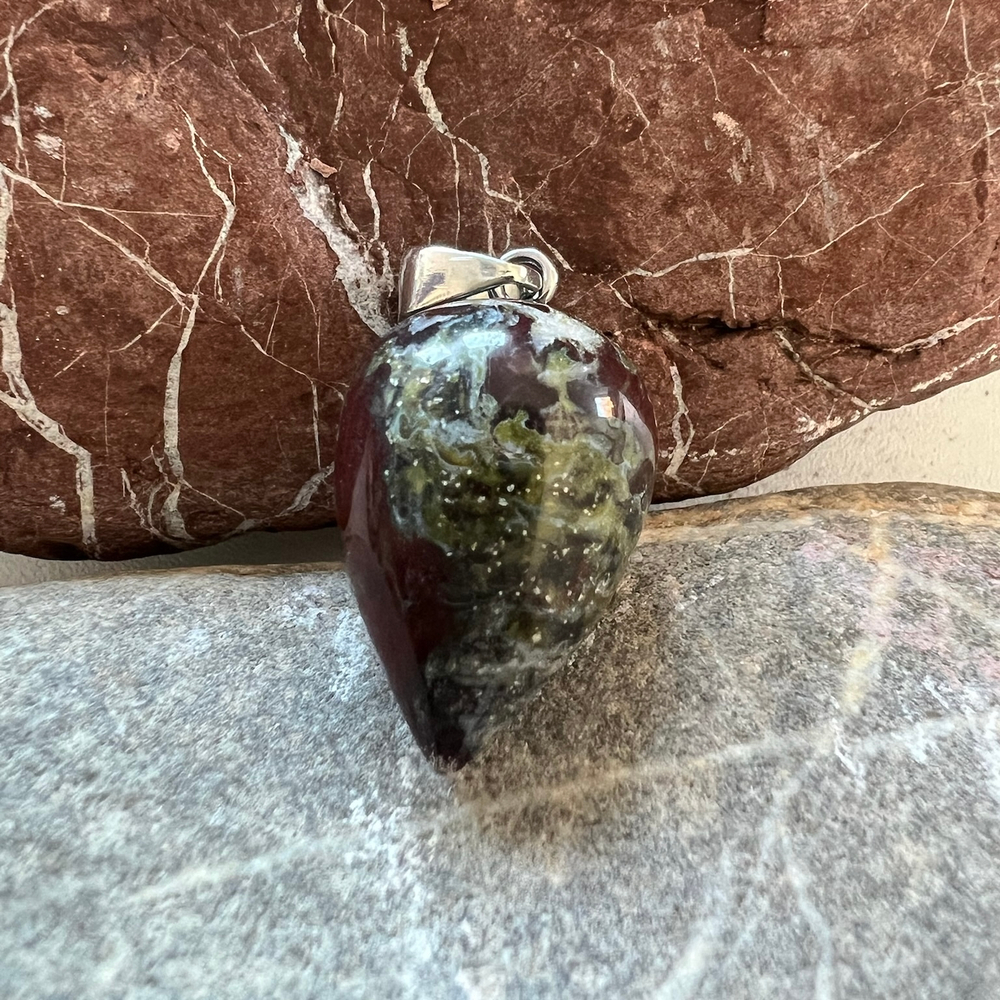 Кулон. Яшма "Кровь дракона"