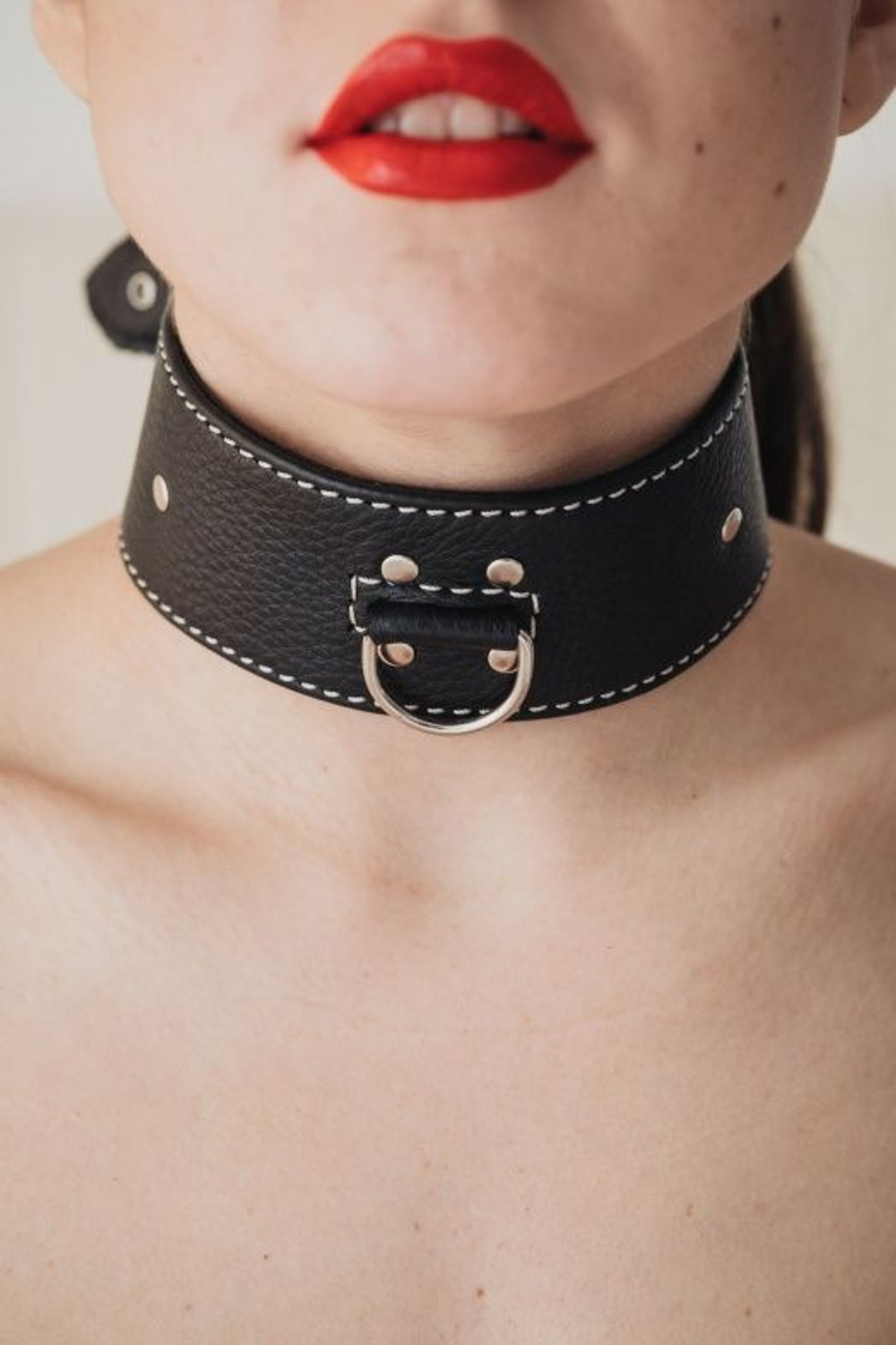 Черный кожаный ошейник с петлёй для поводка
