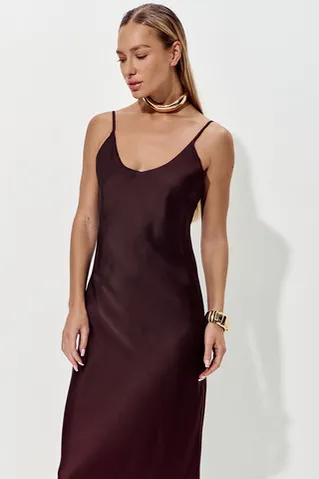 Платье из атласа в бельевом стиле шоколадного цвета