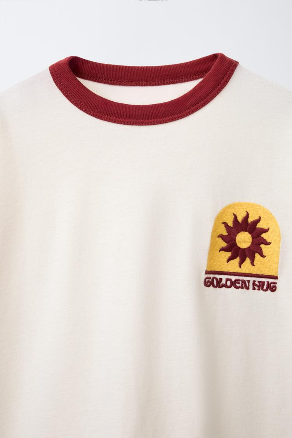 ZARA ФУТБОЛКА С КОНТРАСТНОЙ ВЫШИВКОЙ, ЭКРЮ