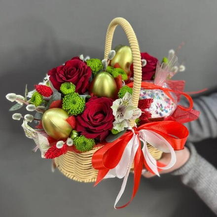 Пасхальная корзина с куличем
