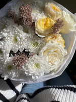 Букет из хризантемы, желтой кустовой пионовидной розы, одноголовой розы и скиммии