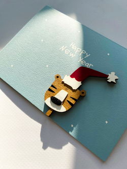 Открытка с деревянным элементом «Happy New Year» тигра в шапке, 13,5 × 9,5 см