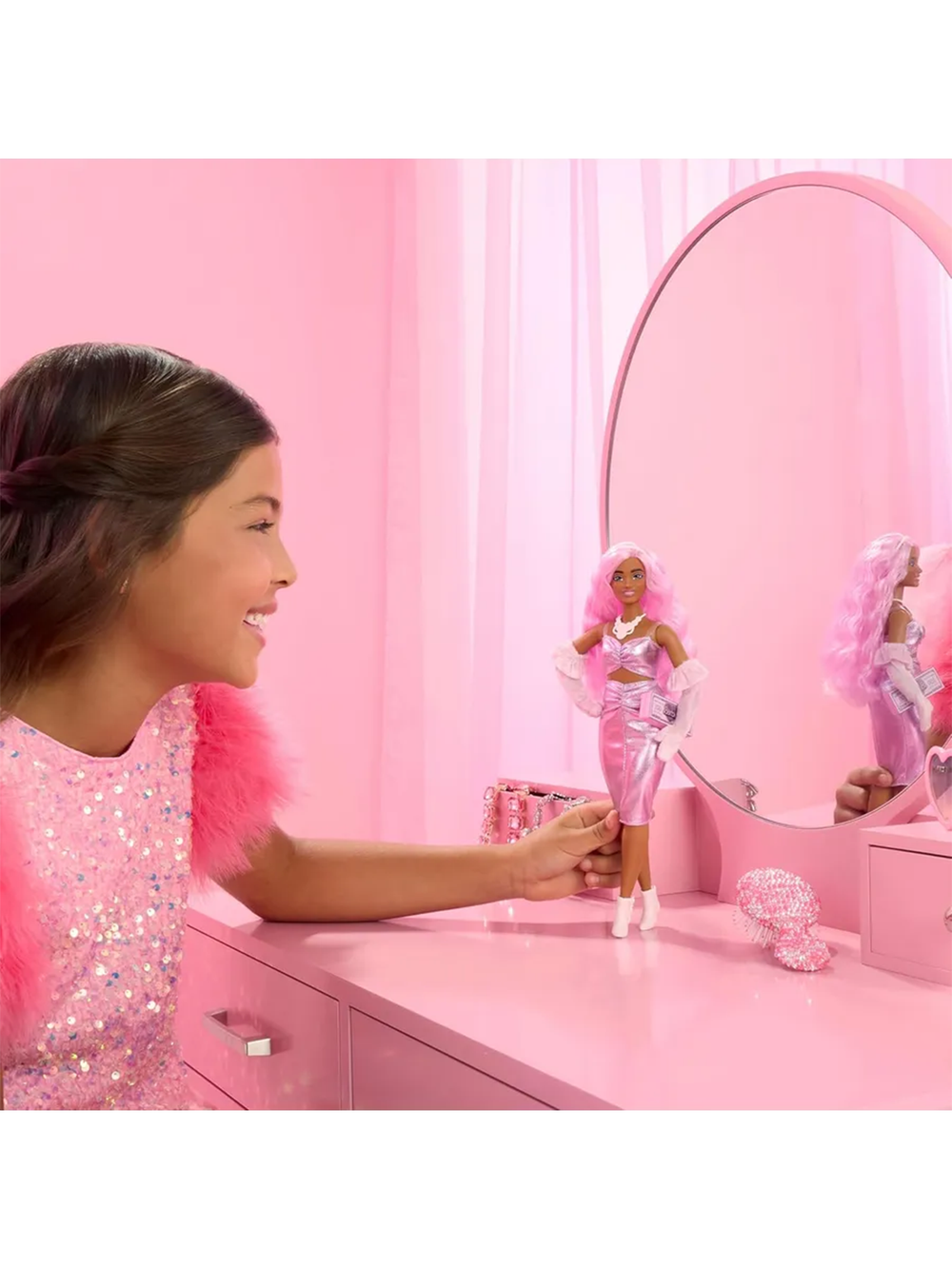 Кукла Barbie Deluxe Style HYV25 в блестящем розовом платье