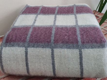 Одеяло полушерстяное "ВВ. БЕЛО-СЕРО-СИРЕНЕВАЯ КЛЕТКА-5" ОПШ-1, 50% шерсть, плотность 400 г/м2, Россия.
