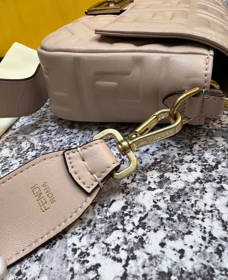 Сумка из кожи Fendi Baguette светло-розовый