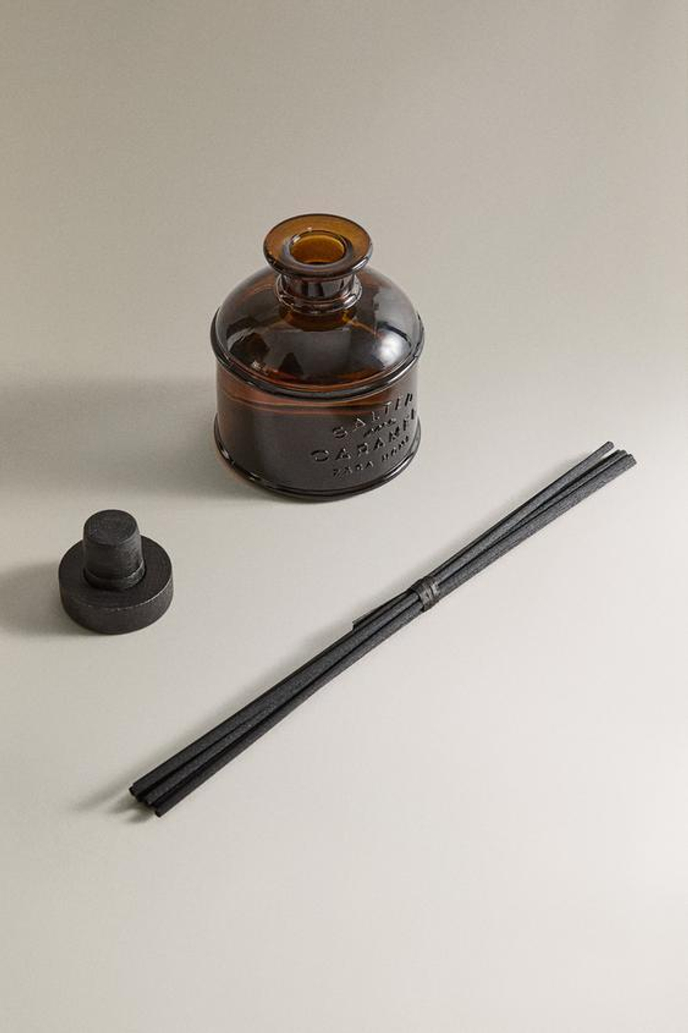 ZARA ДИФФУЗОР С ПАЛОЧКАМИ «СОЛЁНАЯ КАРАМЕЛЬ» (200 мл)