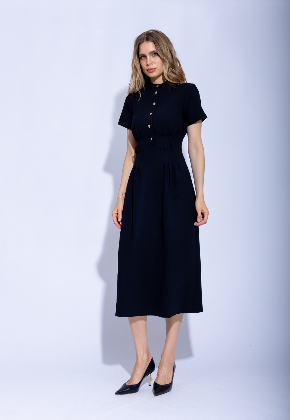 Женское чёрное платье миди на пуговицах