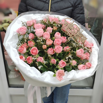 Букет с 9 пионовидными кустовыми розами "Madam Bombastic" с лимониумом