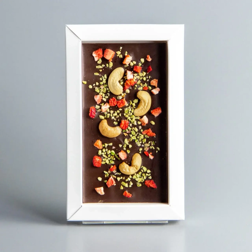 ТЁМНЫЙ ШОКОЛАД С КЛУБНИКОЙ, ФИСТАШКАМИ И ЖАРЕННЫМ КЕШЬЮ, НОВОГОДНЯЯ КОРОБОЧКА